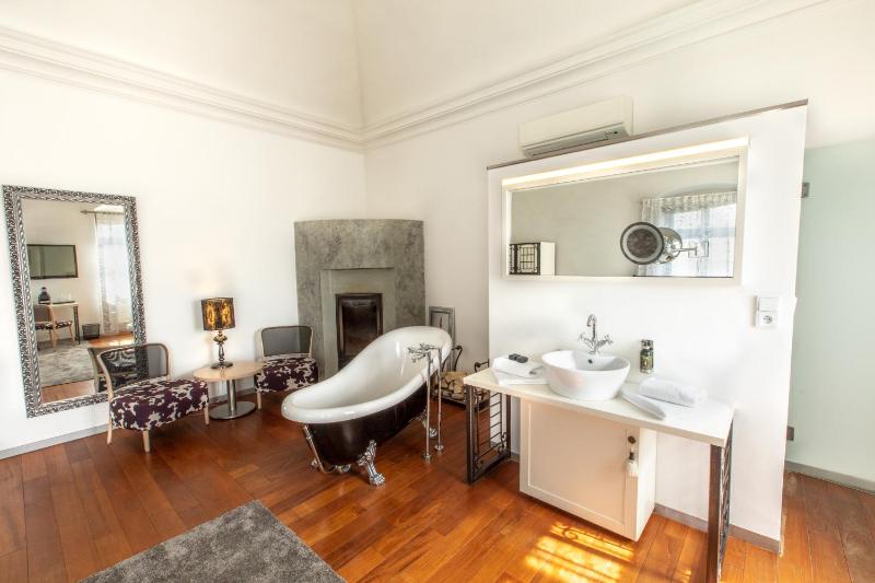 Deluxe Double Room with Bath image 3