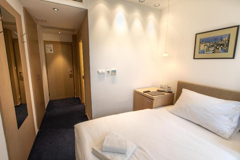 Small Single Room image 3