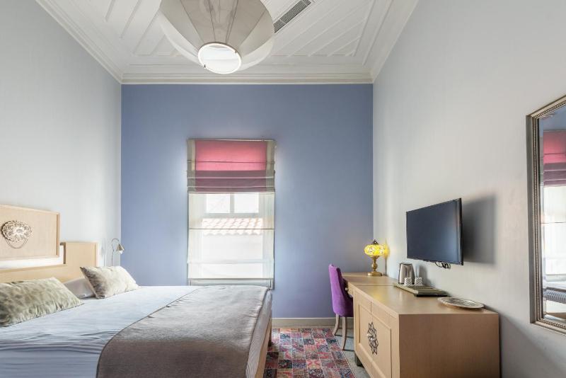 Standard Double Room image 3