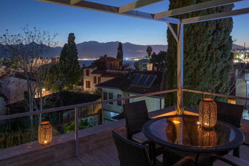Honeymoon Suite with Balcony image 2