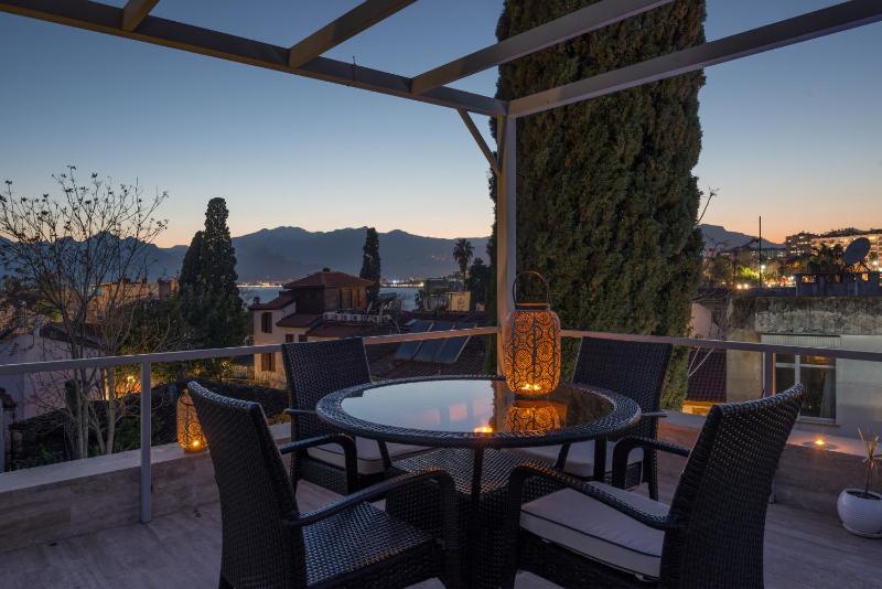 Honeymoon Suite with Balcony image 4
