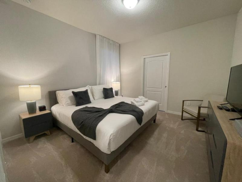 Six-Bedroom House image 2