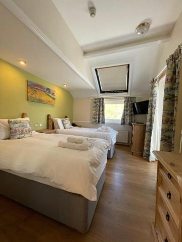 Twin Room with Lake View image 1