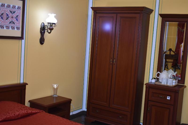Standard Queen Room image 3