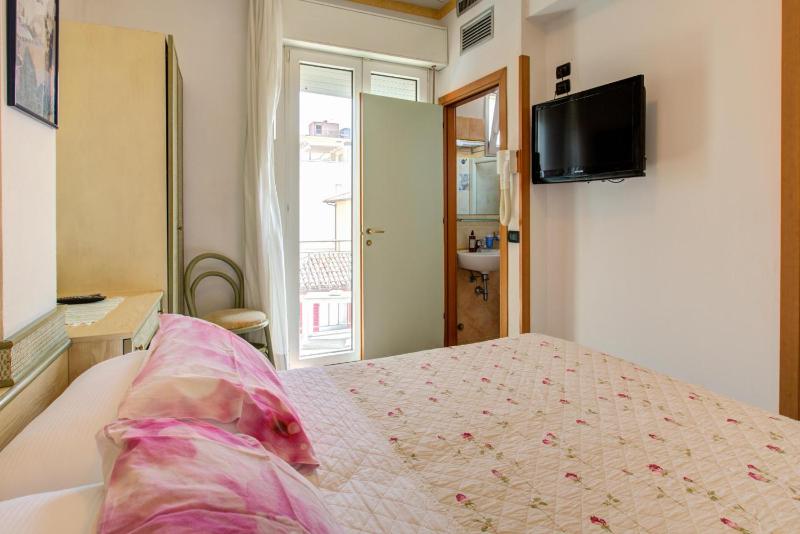 Double or Twin Room image 3