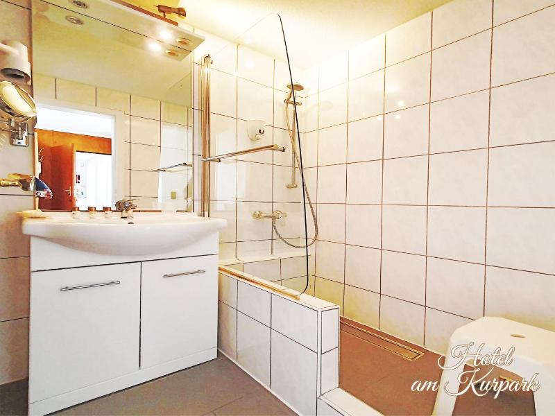 Single Room with Bathroom image 3