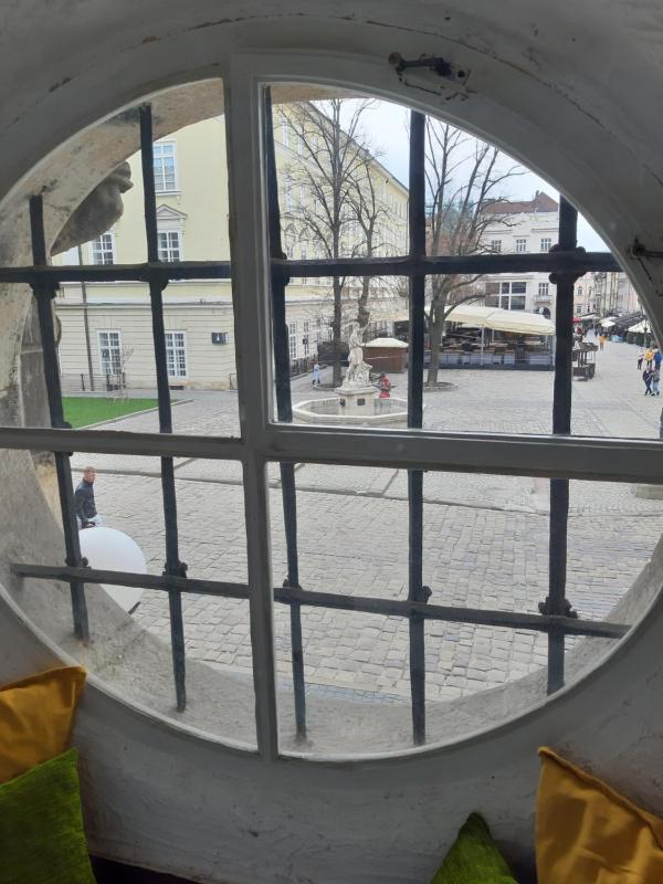 ARTrooms -round windows Rynok Sq - image 9