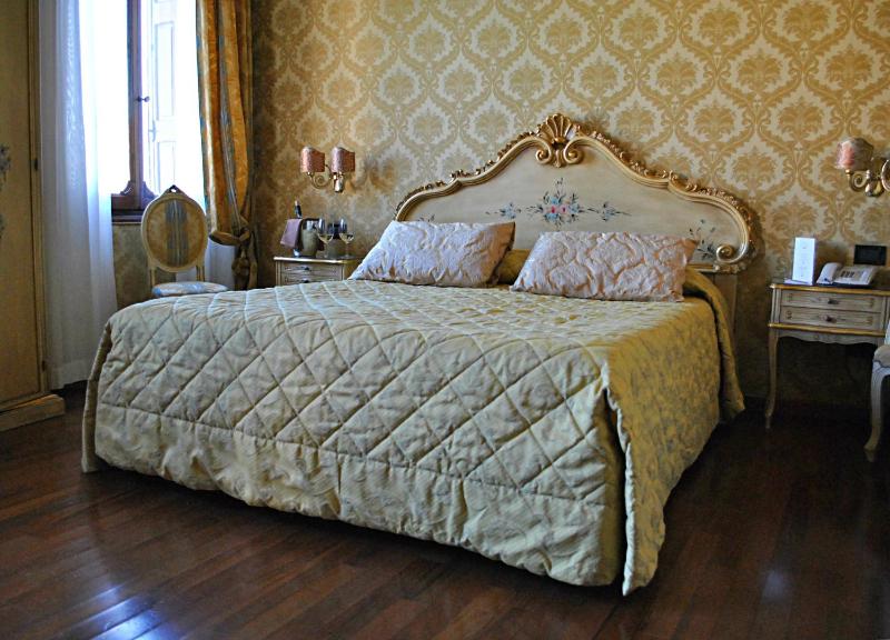 Superior Double Room with Grand Canal View image 1