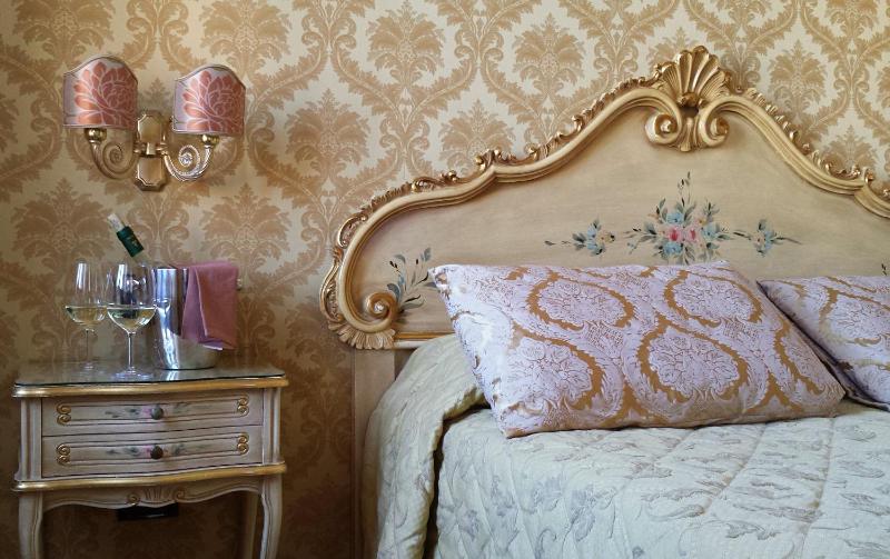 Superior Double Room with Grand Canal View image 4