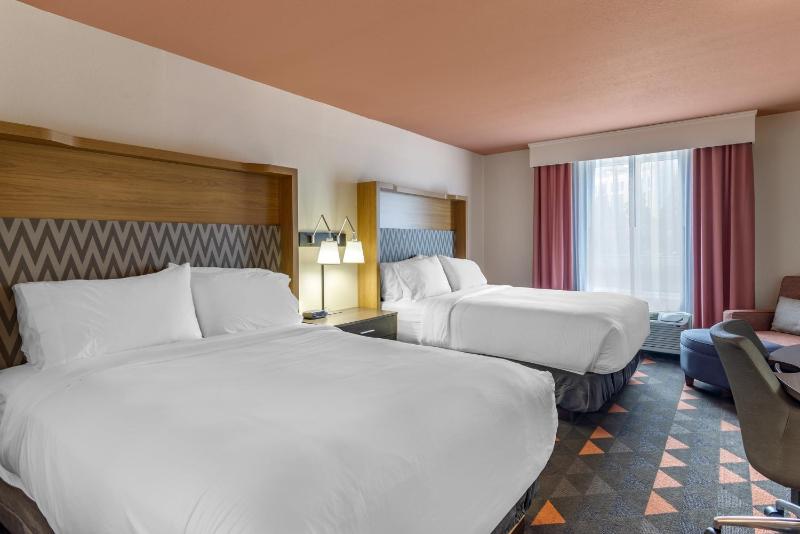 Standard Room with Two Queen Beds image 4
