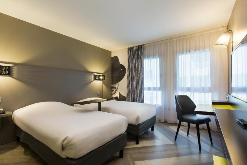 Standard Twin Room image 4