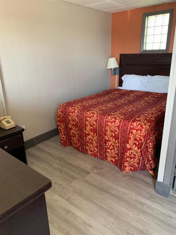 Queen Room - Non-Smoking image 1