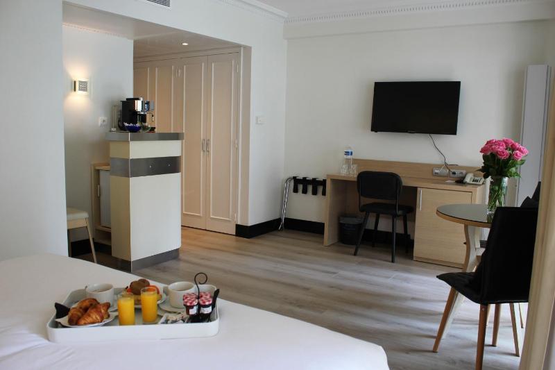 Deluxe Double Room with Terrace and Garden View image 4