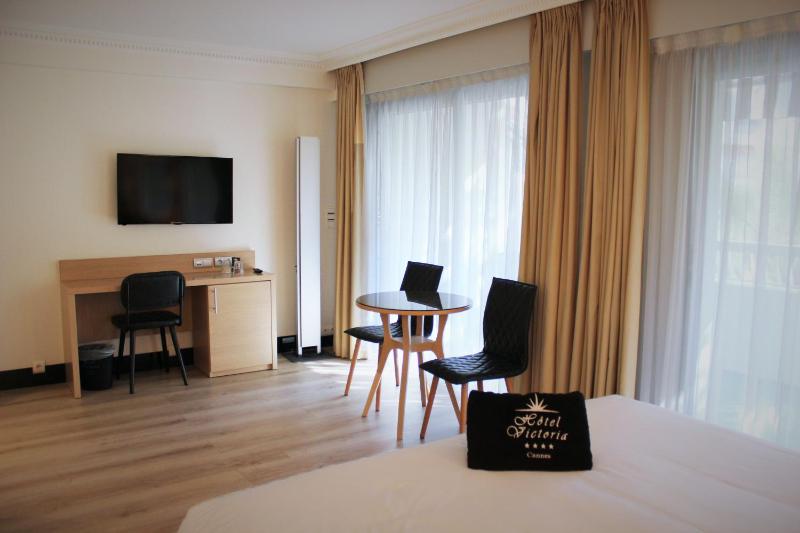 Deluxe Double Room with Terrace and Garden View image 3