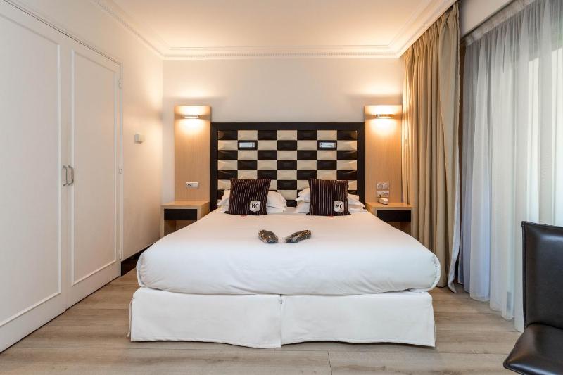 Classic Double Room with Balcony and Garden view image 4