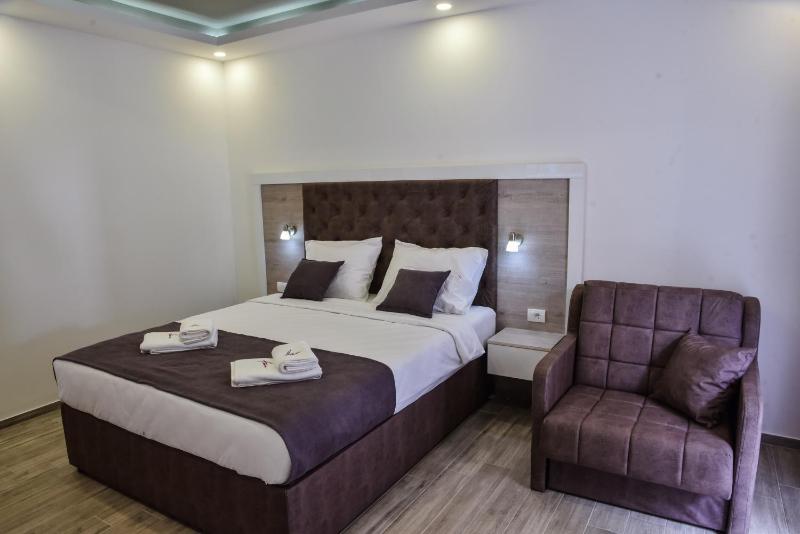 Deluxe Double Room (2 Adults + 1 Child) image 4