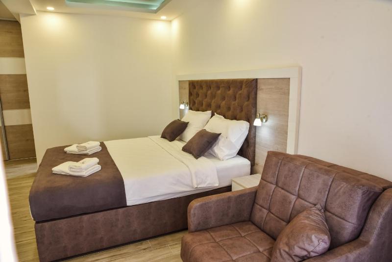 Deluxe Double Room (2 Adults + 1 Child) image 3