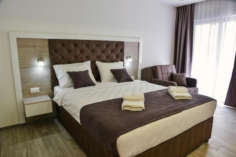 Deluxe Double Room (2 Adults + 1 Child) image 2