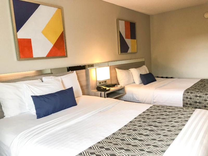 Queen Room with Two Queen Beds - Non-Smoking image 2