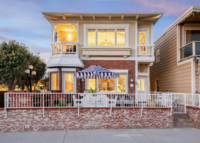 Six-Bedroom Holiday Home image 1