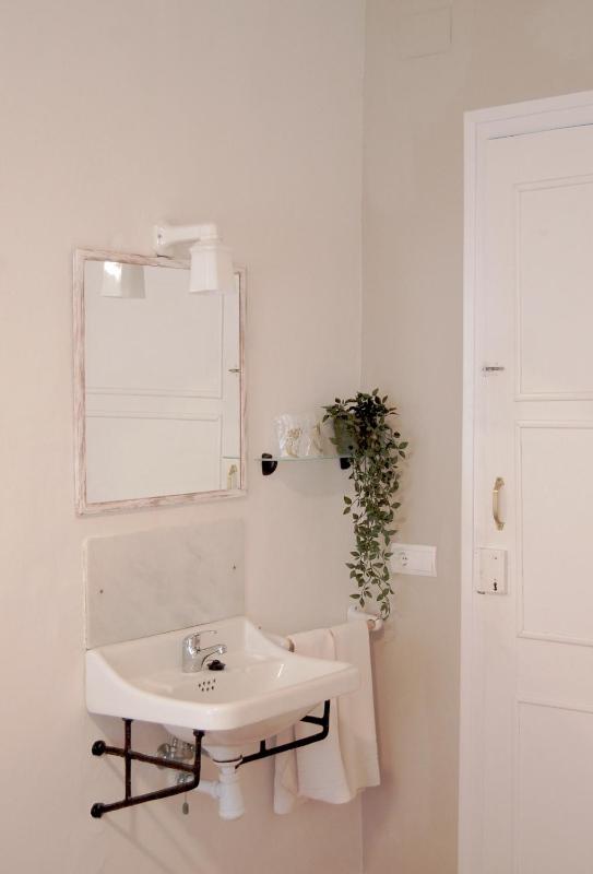Twin Room with Shared Bathroom image 3