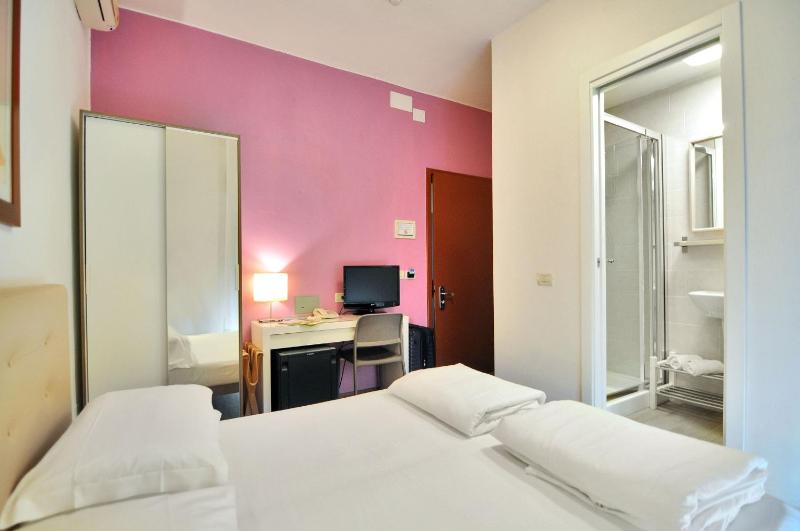 Single Room image 4