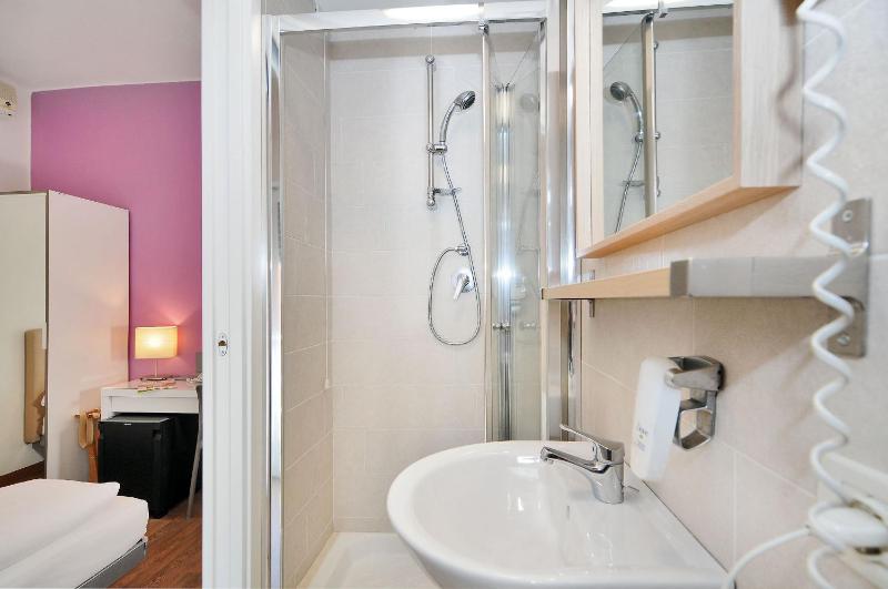 Single Room image 3