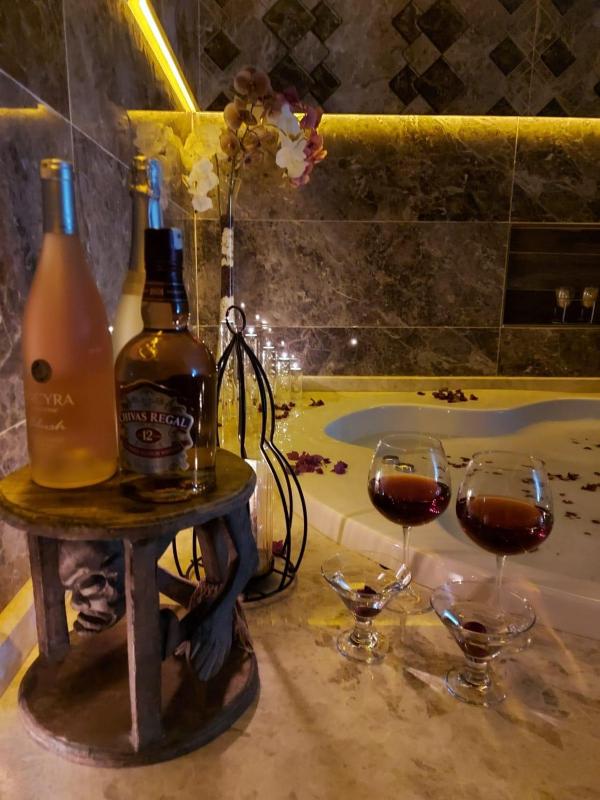 Suite with Hot Tub image 4