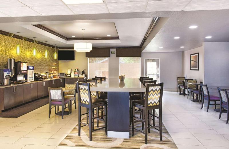 La Quinta Inn & Suites by Wyndham Tampa Bay Area-Tampa South - image 33