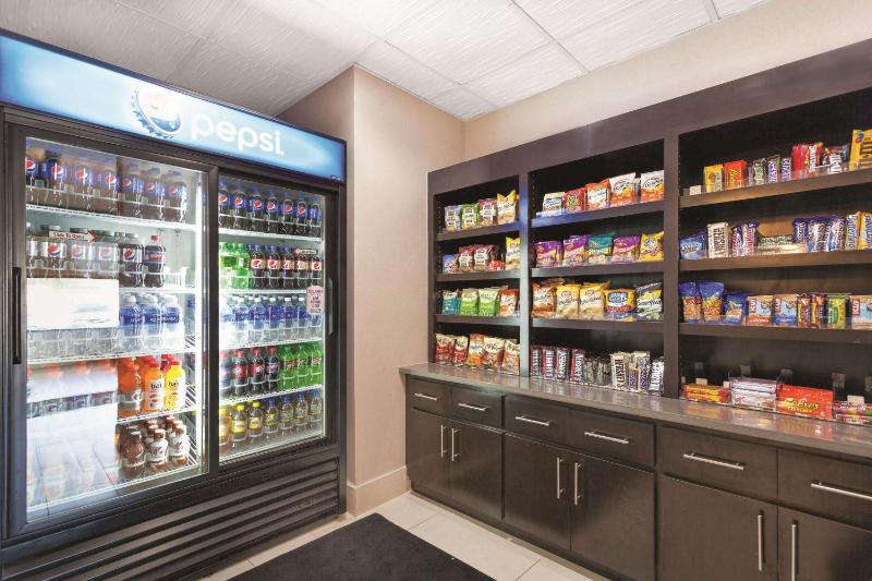 La Quinta Inn & Suites by Wyndham Tampa Bay Area-Tampa South - image 11
