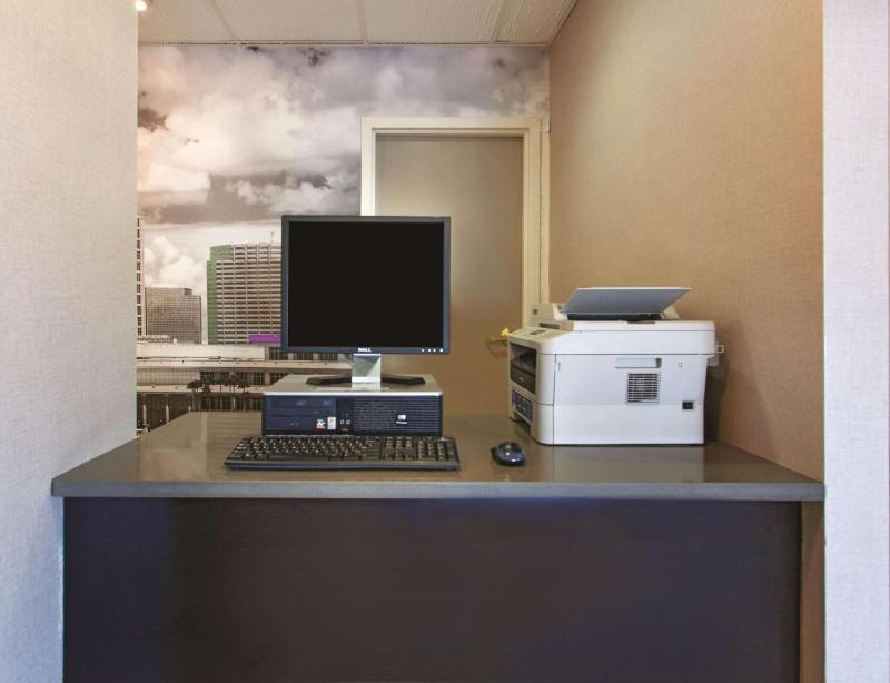 La Quinta Inn & Suites by Wyndham Tampa Bay Area-Tampa South - image 4