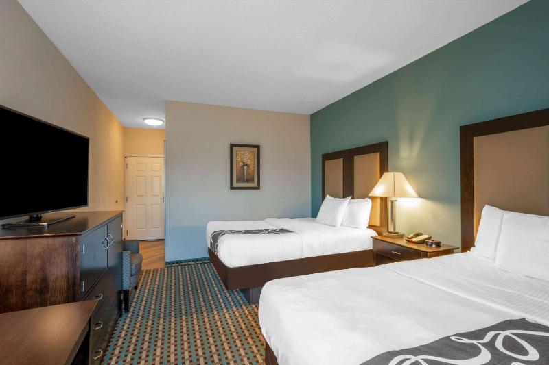 Deluxe Queen Room with Two Queen Beds - Non-Smoking image 3