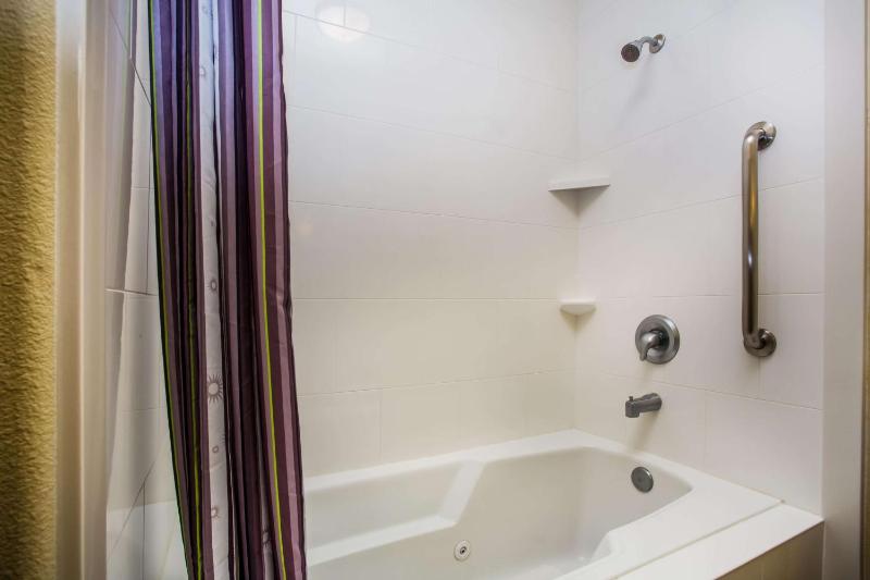 Deluxe Queen Room with Two Queen Beds - Non-Smoking image 2