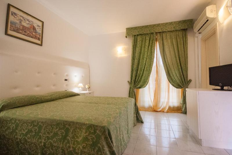 Double Room image 4