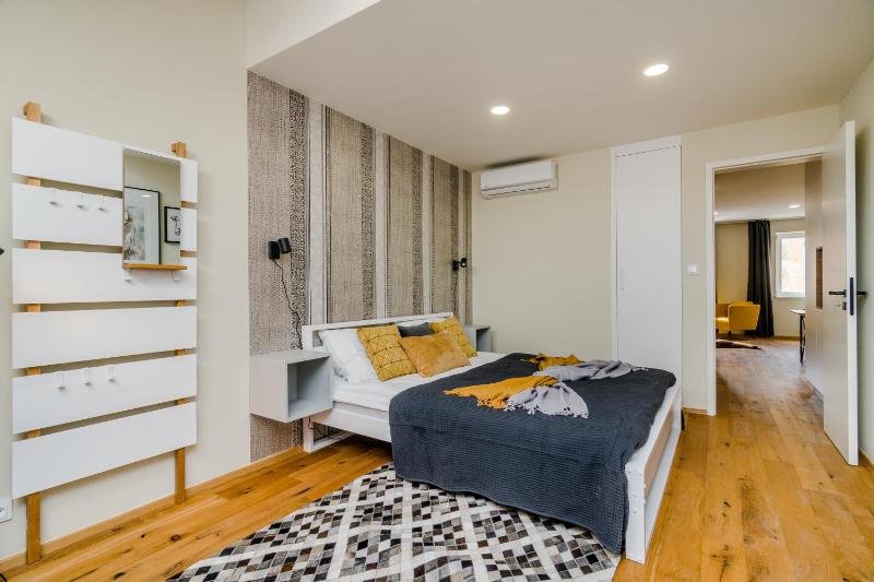 Prague Days - Premium Loft with AC & View of the Žižkov Tower from Spacious Terrace - image 9