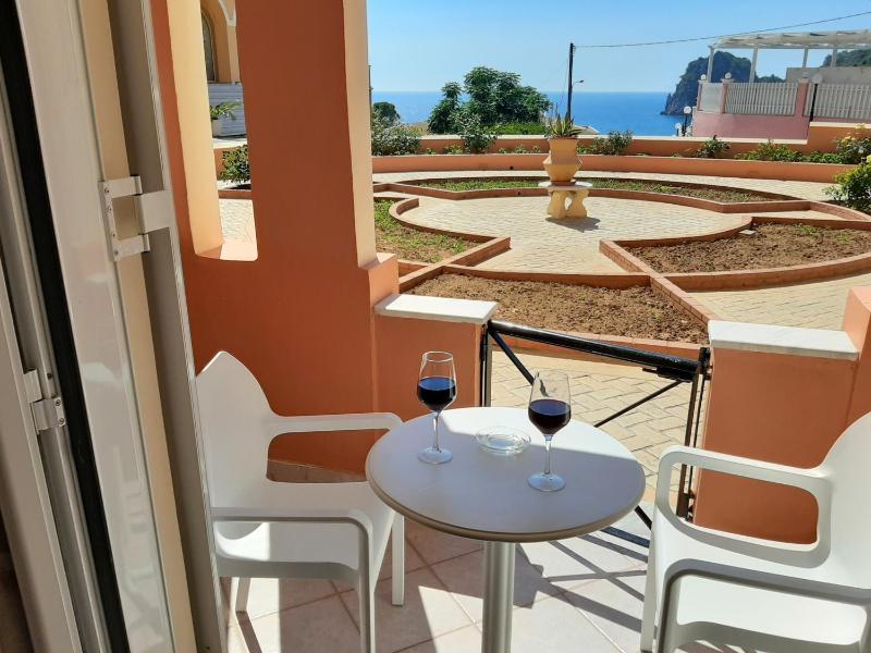 Basic Double or Twin Room with Partial Sea View image 3