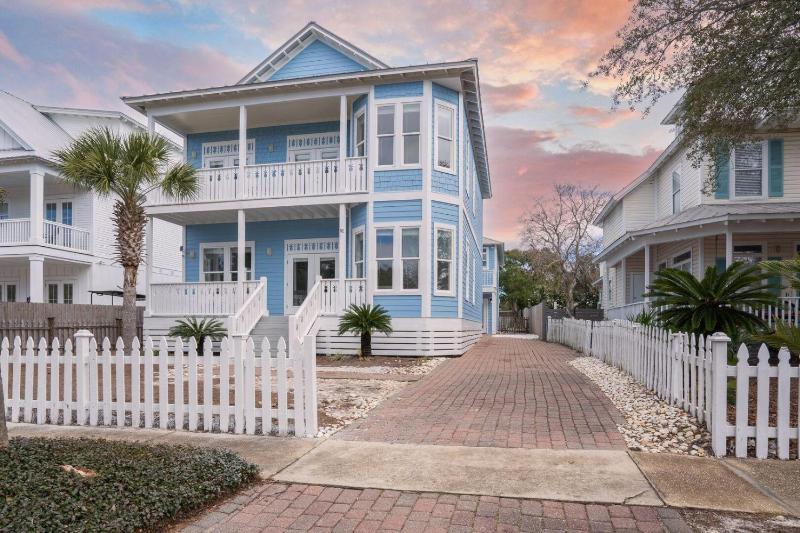 Six-Bedroom Holiday Home image 1