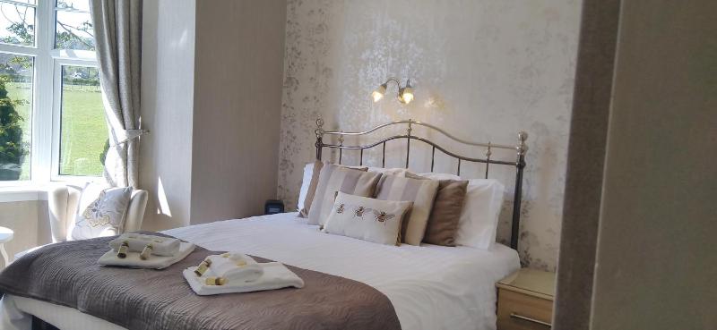 Standard King Size Room with Garden View image 1