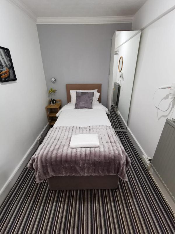 (Lower Ground) Single Room with Shared Bathroom   image 3