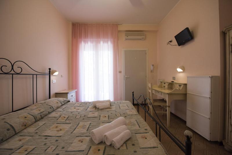 Small Double Room image 4