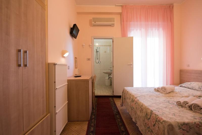 Small Double Room image 3
