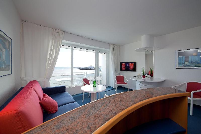Superior One-Bedroom Apartment with Balcony and Sea VIew image 3