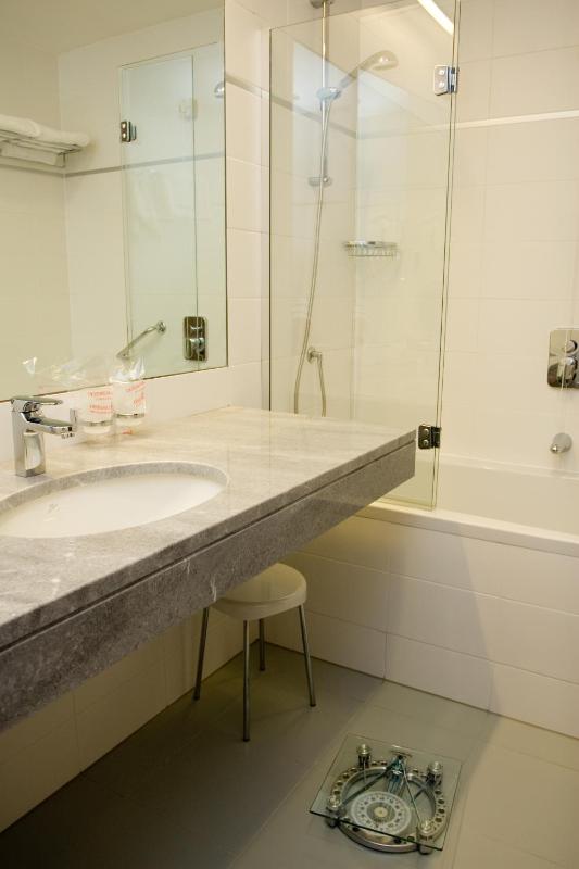 Superior Double Room with Balcony with Park View image 4