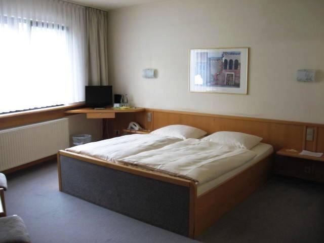 Classic Double Room image 3