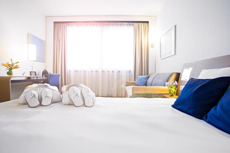 Executive Room with 1 Queen Bed and 1 Sofa image 3