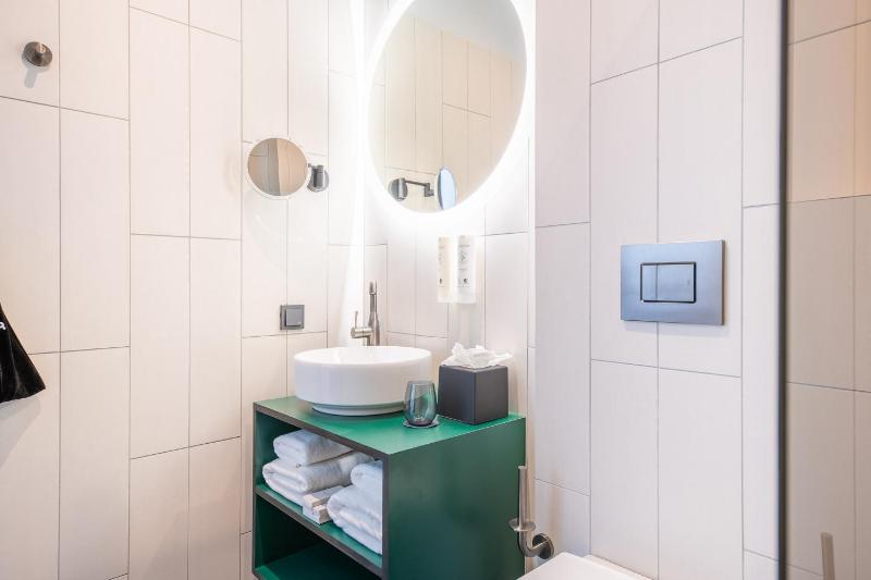 Double or Twin Room with Balcony and spa access image 4