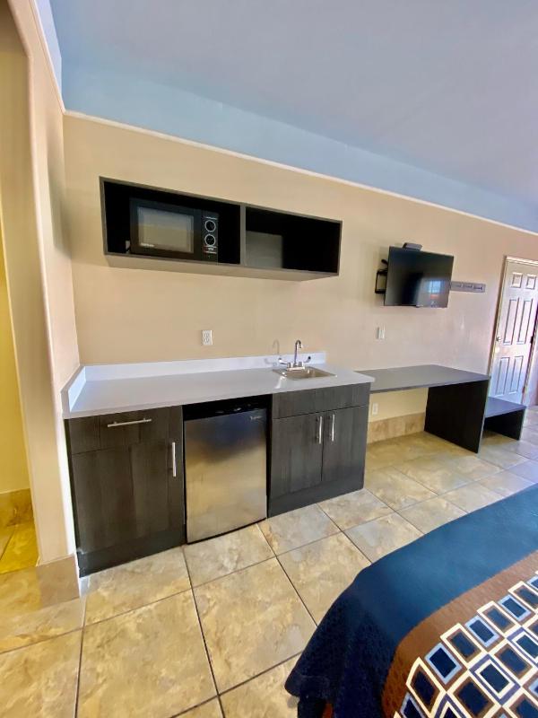 Superior Suite with Kitchenette image 3