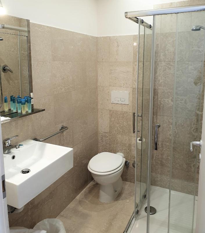 Double Room with Sea View image 4