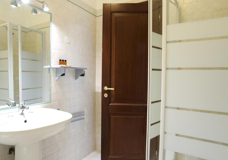 Deluxe Double Room with Extra Bed image 4