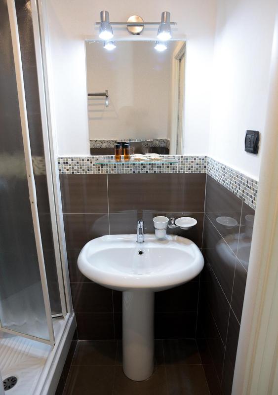 Double Room image 3